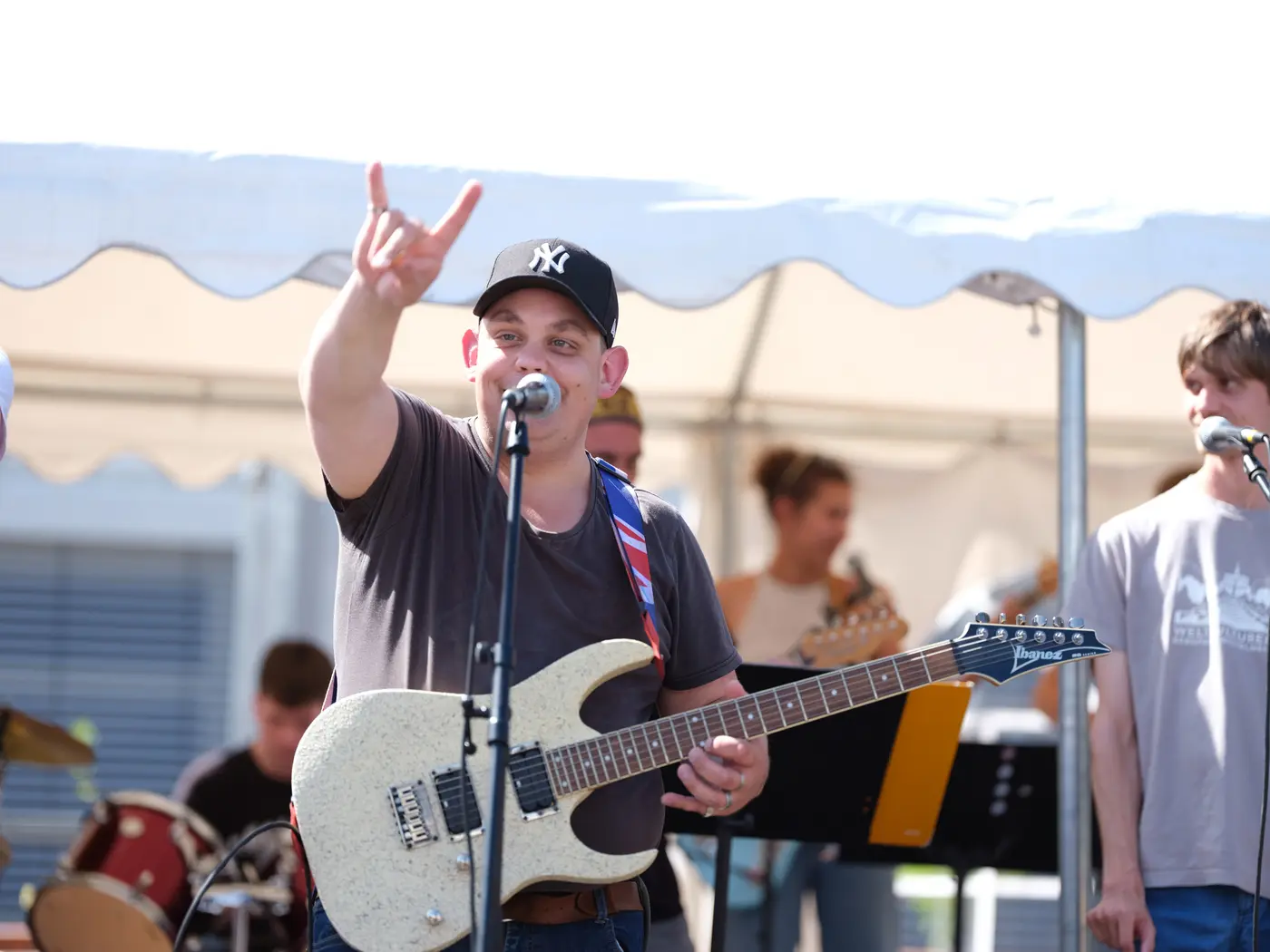 Musiker mit Behinderung am Bass